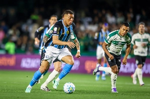 Notícias ogol.com.br - Grêmio se prova Imortal, vence o Coxa com gol no fim e ganha fôlego na briga contra o Z4