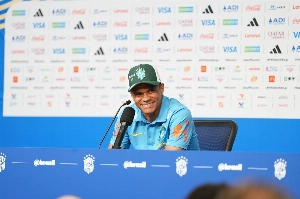 Notícias ogol.com.br - Douglas Santos concorda e brinca com rótulo de ser discreto e eficiente: 'É um feijão com arroz bem temperado'