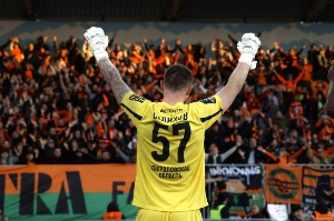 Notícias ogol.com.br - Escola Ceni? Veterano goleiro russo marca gol da virada no apagar das luzes