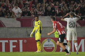 Notícias ogol.com.br - Estudiantes conta com falha bizarra, vence em La Plata e afasta Botafogo da zona de classificação