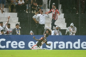 Notícias ogol.com.br - São Paulo sai na frente na segunda etapa, sofre pressão do Libertad e resolve no fim