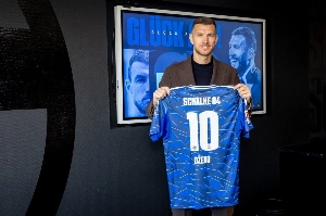 Notícias ogol.com.br - Aos 40 anos, Dzeko renova com Schalke 04