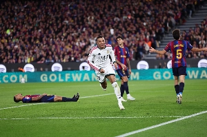 Notícias ogol.com.br - Mbappé comanda, Real vence no Camp Nou, quebra série do Barça e acorda na briga pelo título