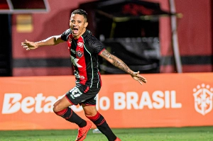 Notícias ogol.com.br - Em noite desastrosa de Santos, Vitória atropela o Athletico e avança na Copa do Brasil