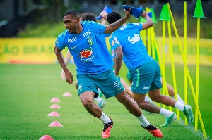 Notícias ogol.com.br - Competição entre Estêvão e Rayan no lado do campo tira soluções em outras funções na seleção