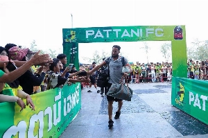Notícias ogol.com.br - Lembra dele? Ex-Tottenham e seleção inglesa é atropelado por carrinho de manutenção antes de jogo na Tailândia