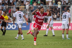 ge - Mikael honra a tradição do centroavante no CRB e, além do penta, conquista a artilharia do estadual