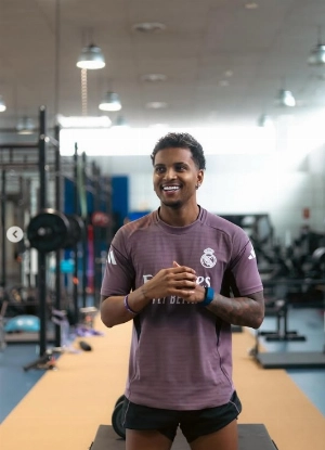 ge - Rodrygo avança em recuperação e caminha em esteira antigravidade
