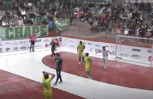 ge - VÍDEO: lâmpada cai na cabeça de jogador durante partida do Catarinense de Futsal