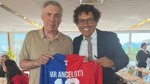 UmDois Esportes: Notícias do esporte paranaense e brasileiro - Ancelotti no Paraná Clube? Técnico da seleção brasileira posa com camisa do Tricolor