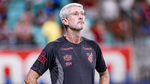 UmDois Esportes: Notícias do esporte paranaense e brasileiro - Odair detona arbitragem após vitória do Athletico e dispara: “Estão caçando Viveros”