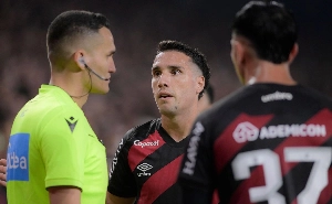 UmDois Esportes: Notícias do esporte paranaense e brasileiro - Athletico se revolta com a arbitragem mais uma vez em empate com o Grêmio