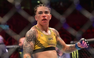 UmDois Esportes: Notícias do esporte paranaense e brasileiro - Ex-campeã do UFC, paranaense faz entregas para complementar renda após lesão