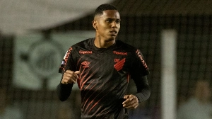 UmDois Esportes: Notícias do esporte paranaense e brasileiro - Reforço estreia no Athletico e ganha espaço com futuro de concorrente incerto