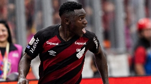 UmDois Esportes: Notícias do esporte paranaense e brasileiro - Athletico tropeça após falha de ídolo, mas se salva com gol tardio de Viveros