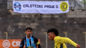 UmDois Esportes: Notícias do esporte paranaense e brasileiro - “Caloteiro”: Clube paranaense usa faixa para cobrar dívida milionária do Grêmio
