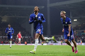 ge - João Pedro assume a camisa 9 do Chelsea e assina renovação