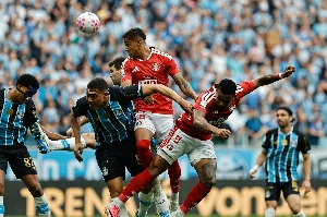 ge - PC Oliveira aponta pênalti não marcado para o Grêmio no Gre-Nal; veja o lance