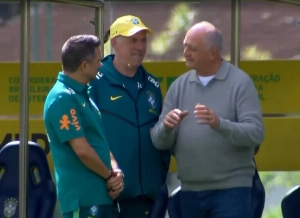 ge - A convite de Ancelotti, Felipão palestra para jogadores da Seleção na Granja Comary
