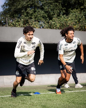 ge - Santos faz treino físico no CT Rei Pelé; Willian Arão e Gabriel Bontempo trabalham no gramado