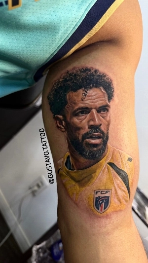 ge - Torcedor carioca homenageia goleiro Vozinha com tatuagem no braço