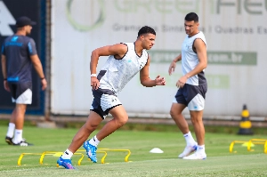 ge - Zagueiro da base do Grêmio pode estrear em competição continental e detalha pedidos de Castro