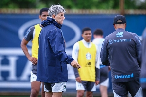 ge - Renato faz churrasco com jogadores do Grêmio no CT Luiz Carvalho