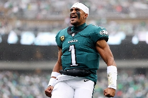 ge - Quarterback dos Eagles tem coágulo na panturrilha e está fora do jogo contra os Panthers