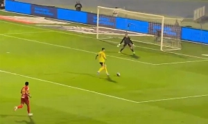 ge - CR7 pisa na bola, perde chance incrível em derrota do Al-Nassr e vídeo viraliza nas redes; veja