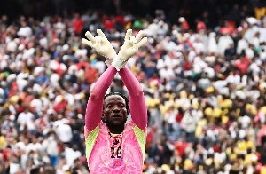 ge - Goleiro de Gana fica famoso e fecha patrocínios na Copa; atuação no país já rendeu prêmio inusitado
