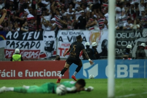 ge - Pedro Favela vê gol do acesso do Santa Cruz todos os dias: 
