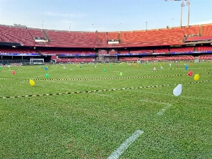 ge - São Paulo espalha bexigas no gramado do Morumbis; entenda