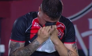 ge - Vitória x Corinthians: Kayzer sente dores na coxa direita e deixa campo visivelmente chateado