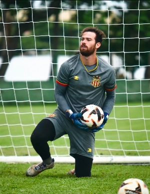 ge - QFC oficializa goleiro Vinícius Fávero, ex-Sampaio Corrêa e Manaus