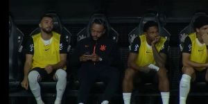 ge - Memphis escapa de punição no STJD e é apenas advertido por uso de celular em jogo do Corinthians