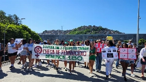 ge - Torcedoras do Fluminense fazem manifestação contra feminicídio em chegada ao Maracanã