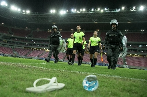 ge - Santa Cruz é multado em R$ 2 mil por objetos atirados no gramado em clássico contra o Náutico