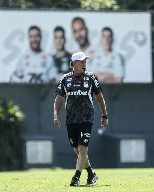 ge - Cuca reforça desejo de contratar mais jogadores para o Santos; veja quais são as carências do elenco