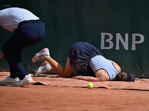 ge - Tenista tropeça em placa de publicidade e abandona partida em Roland Garros