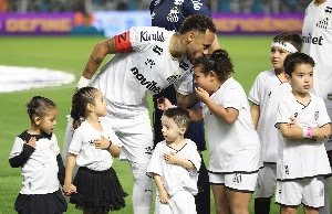 ge - Torcedora do Santos chora ao cantar hino abraçada com Neymar; vídeo