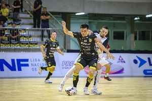 ge - Jaraguá vence Corinthians e assume liderança da LNF