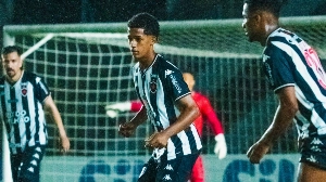 ge - Cria da base do Botafogo-PB, Lucas Matheus celebra estreia como profissional